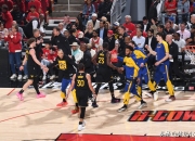 开云体育在线-勇士遭逢连败，困境中展现强大团队凝聚力