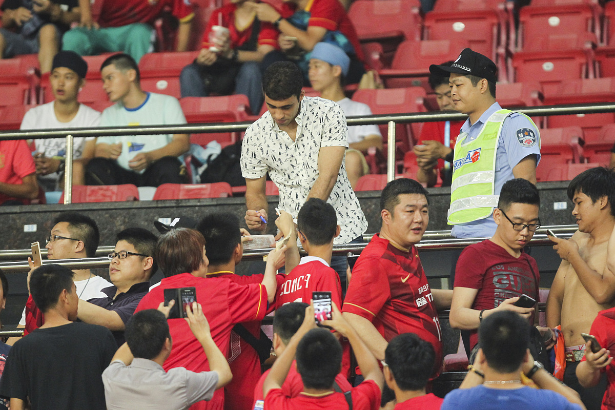 运动员在赛场上发挥出色,引发观众热情 运动员在赛场上发挥出色,引发观众热情