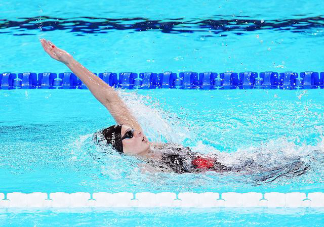 运动员在赛场上发挥出色,引发观众热情 运动员在赛场上发挥出色,引发观众热情