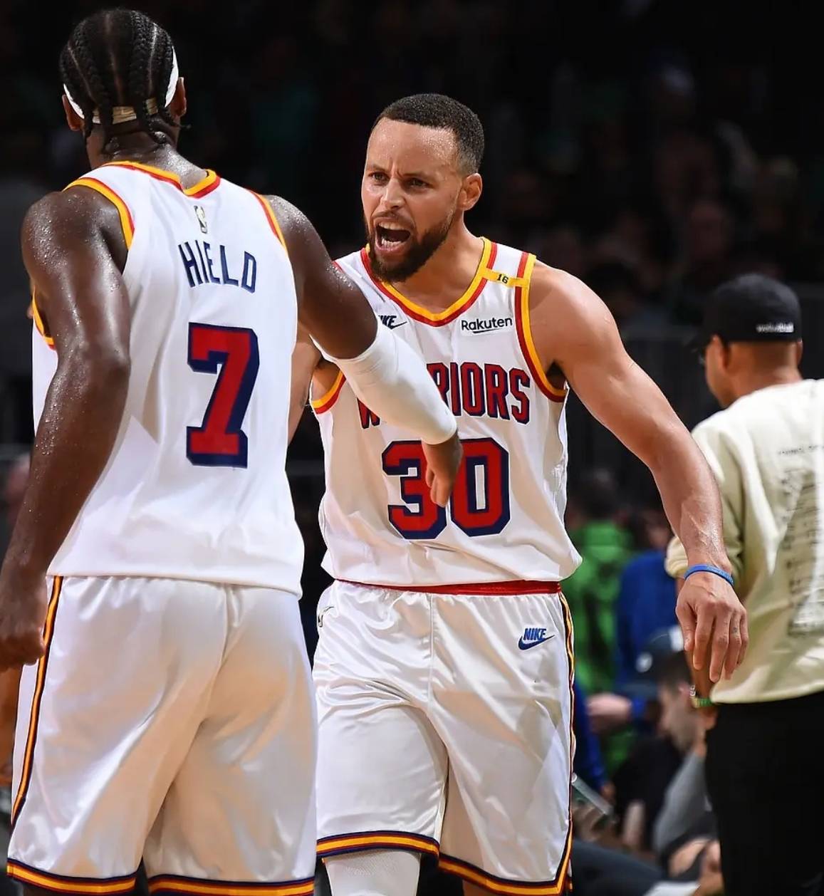 库里三分神技!勇士成功击败湖人 库里三分神技!勇士成功击败湖人