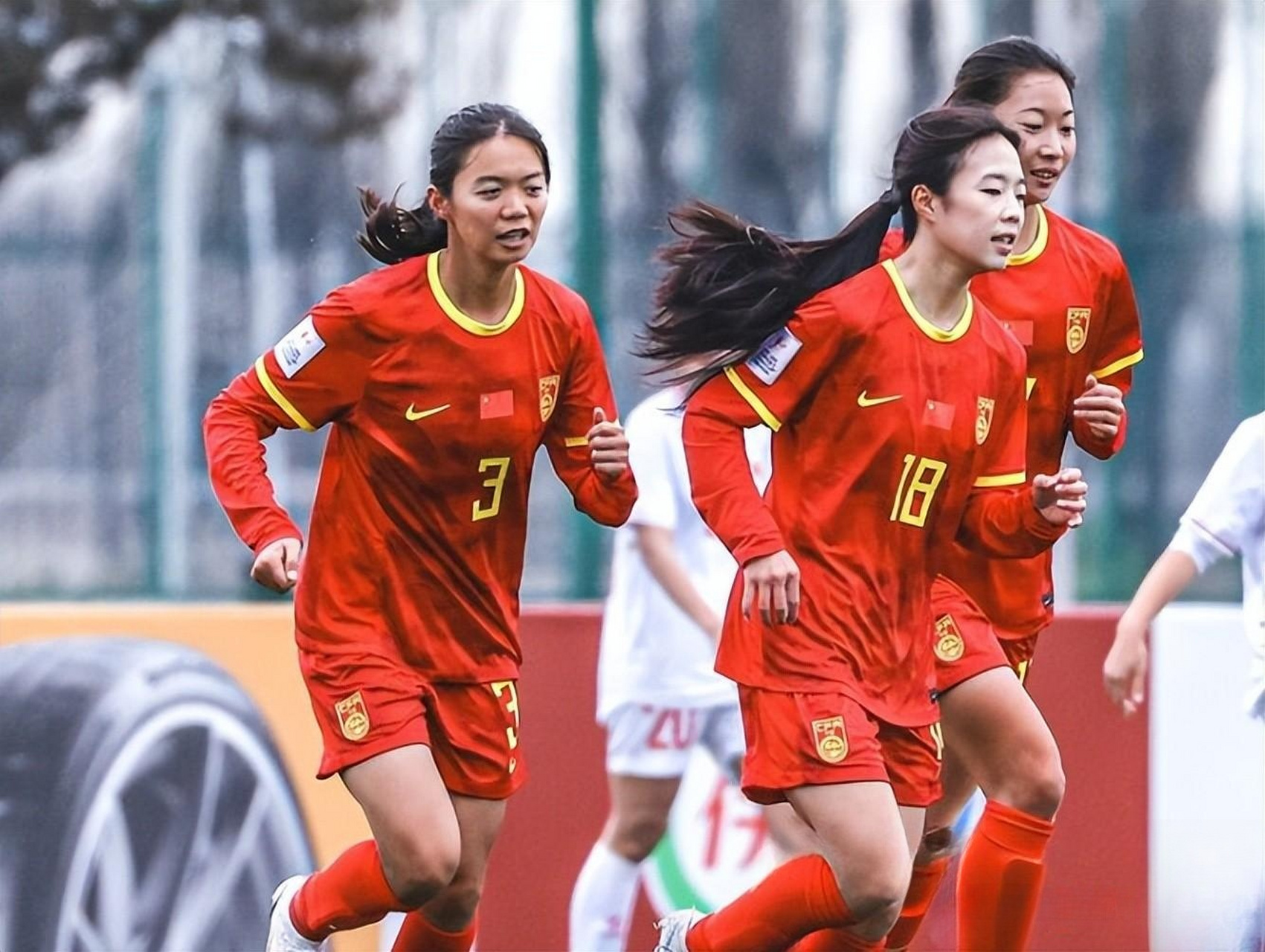 中国女足在比赛中力挫对手,展现出色战术 中国女足在比赛中力挫对手,展现出色战术