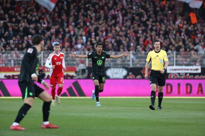 沃尔夫斯堡后防线失误频发,球队面临保级难题的简单介绍 沃尔夫斯堡后防线失误频发,球队面临保级难题的简单介绍