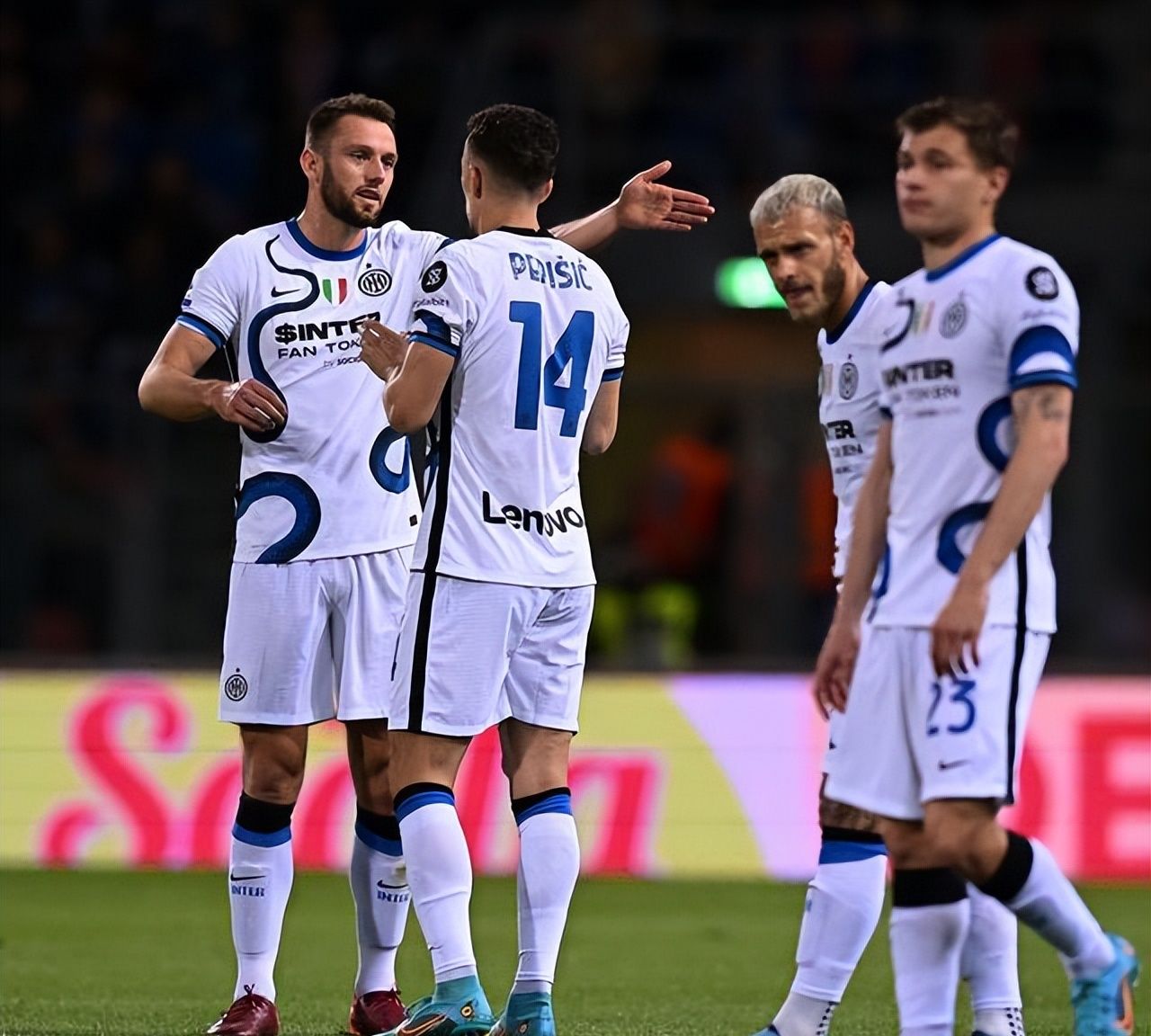 包含博洛尼亚后防犯错频频，需及时改进的词条