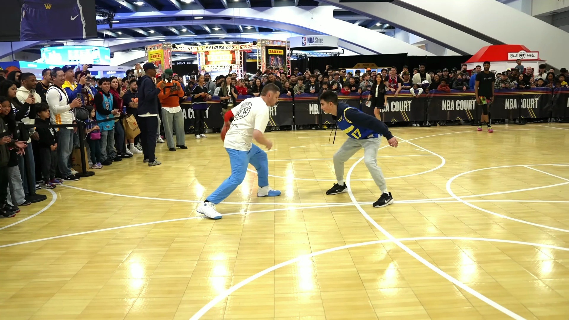 篮球明星与球迷互动人气爆棚 篮球明星与球迷互动人气爆棚