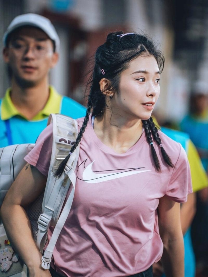 关于青年运动员破纪录赛场惊艳的信息 关于青年运动员破纪录赛场惊艳的信息