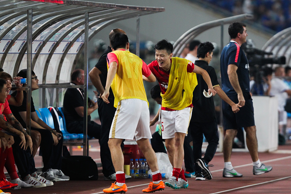 运动员们在赛场上奉献了一场精彩的比赛 运动员们在赛场上奉献了一场精彩的比赛