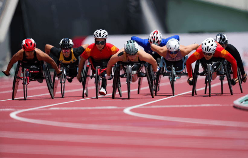运动员们在赛场上奉献了一场精彩的比赛 运动员们在赛场上奉献了一场精彩的比赛