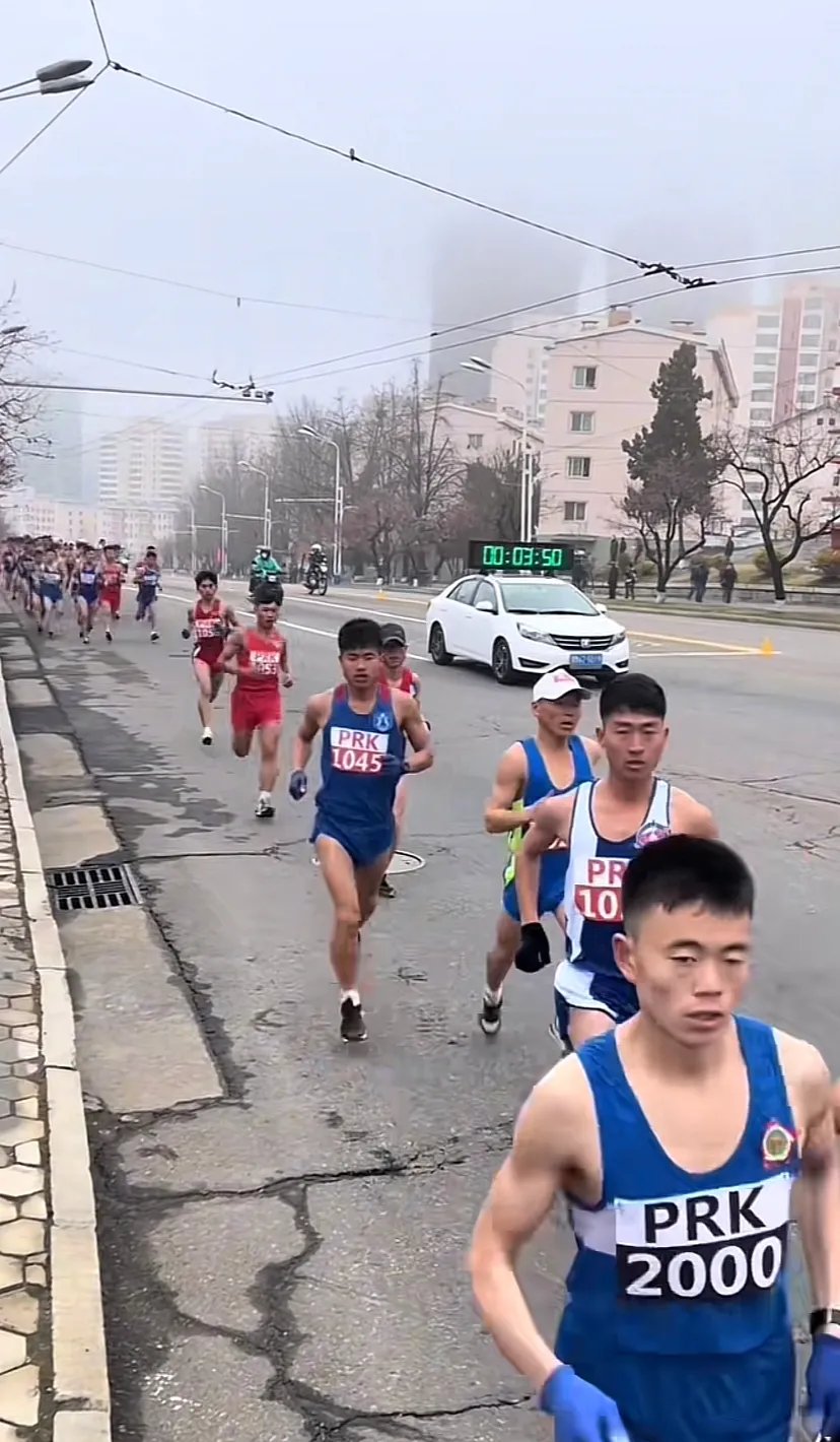 紧张激烈的比赛中,一位运动员展现出色实力 紧张激烈的比赛中,一位运动员展现出色实力