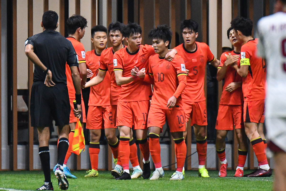 亚洲足球赛场上发生激烈比拼 亚洲足球赛场上发生激烈比拼