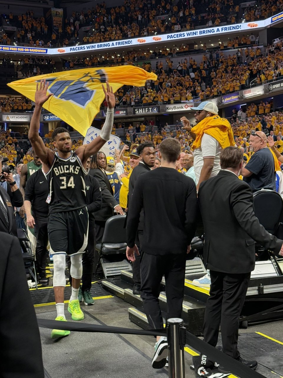 包含雄鹿队取得胜利,字母哥封闭时刻演绎猛吃福克斯的词条 包含雄鹿队取得胜利,字母哥封闭时刻演绎猛吃福克斯的词条