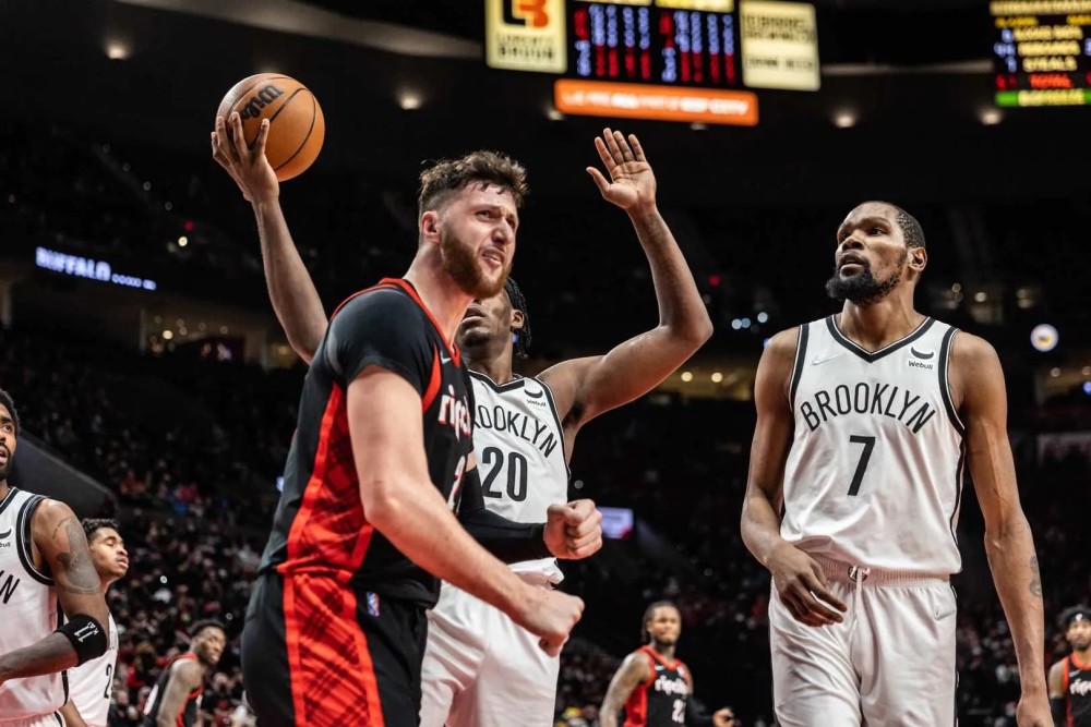 包含开拓者苦战篮网，卡梅隆收笔穿前攻陷入的词条