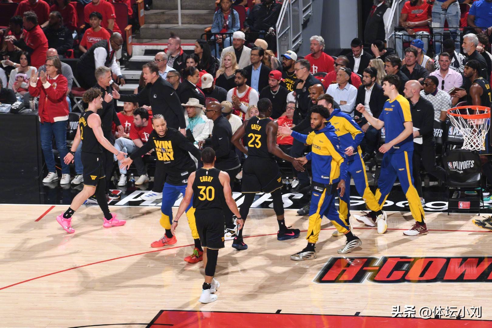 勇士遭逢连败，困境中展现强大团队凝聚力