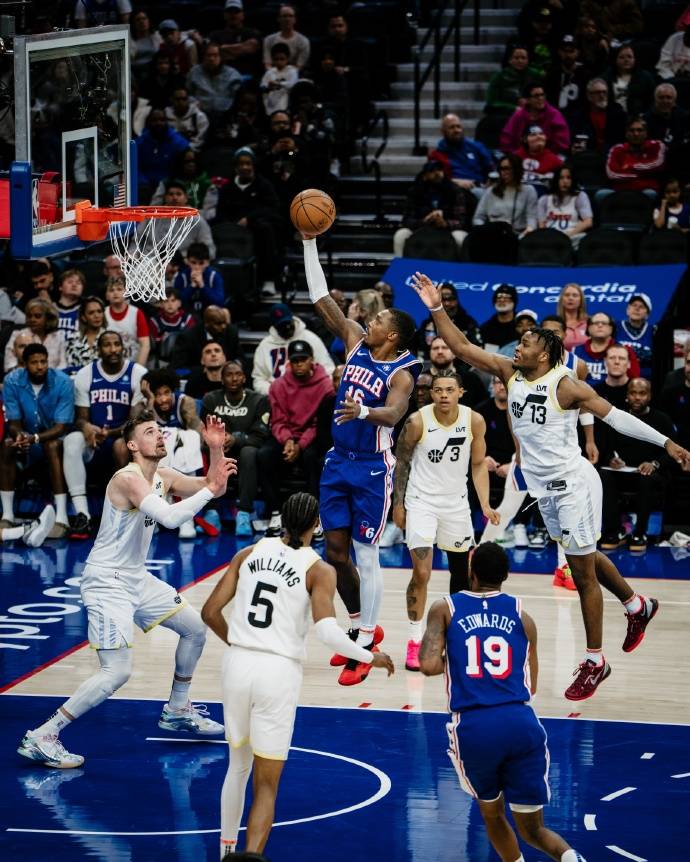 雄鹿与76人将在球场上展现顶级对抗 雄鹿与76人将在球场上展现顶级对抗