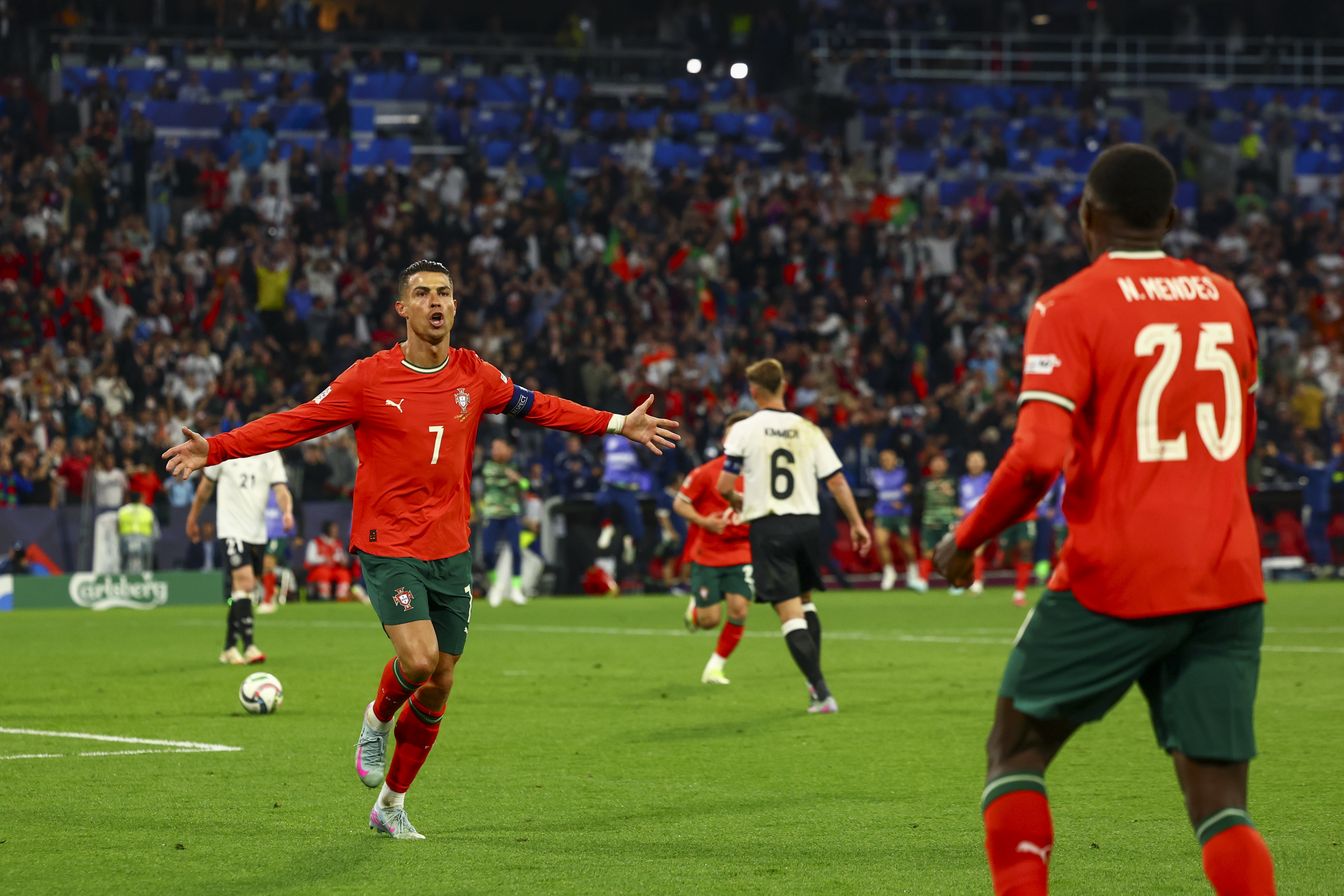 葡萄牙队小组赛取胜，闯入国际赛场淘汰赛