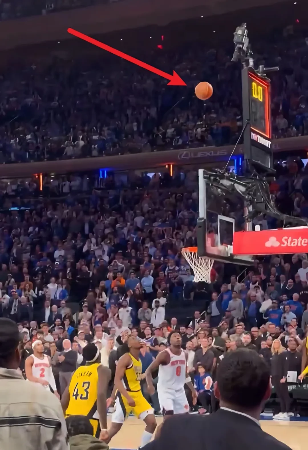 火爆现场气氛热烈,球场上演惊险一幕的简单介绍 火爆现场气氛热烈,球场上演惊险一幕的简单介绍