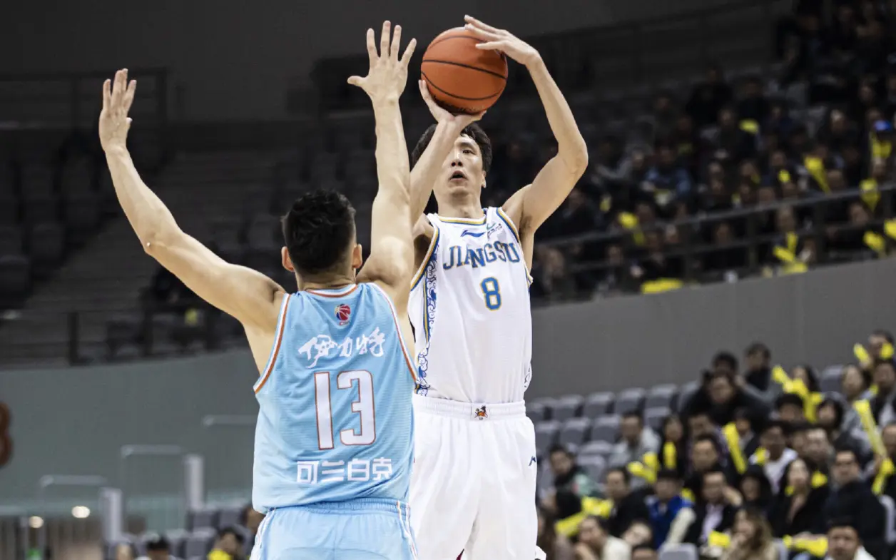 湖北战队客场大胜,取得关键三分 湖北战队客场大胜,取得关键三分