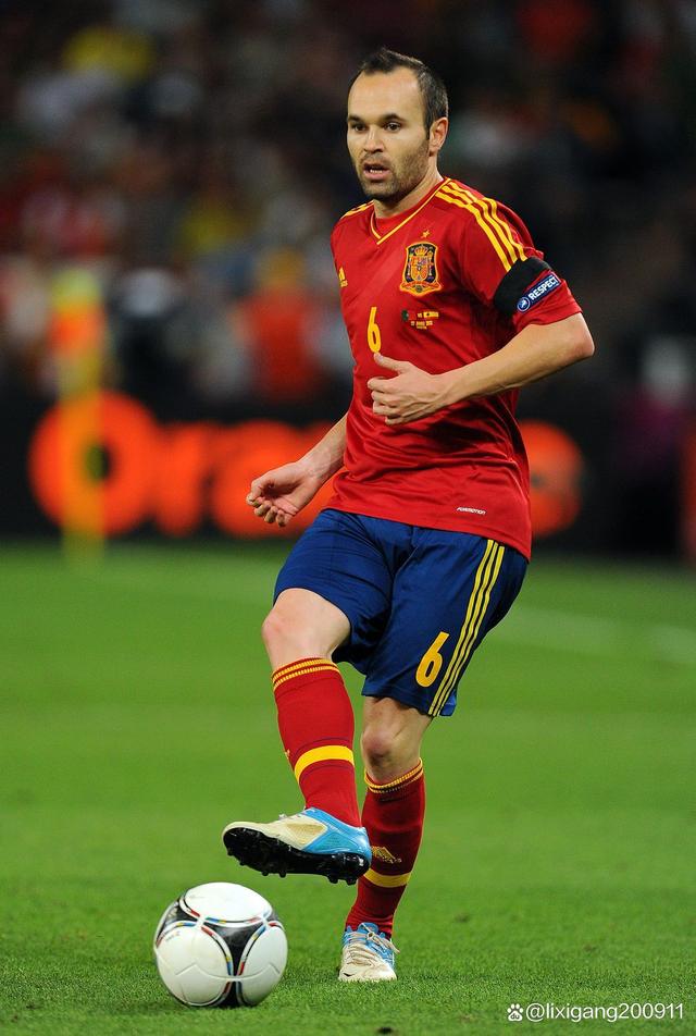 包含西班牙中场伊涅斯塔展现技术超群的词条 包含西班牙中场伊涅斯塔展现技术超群的词条