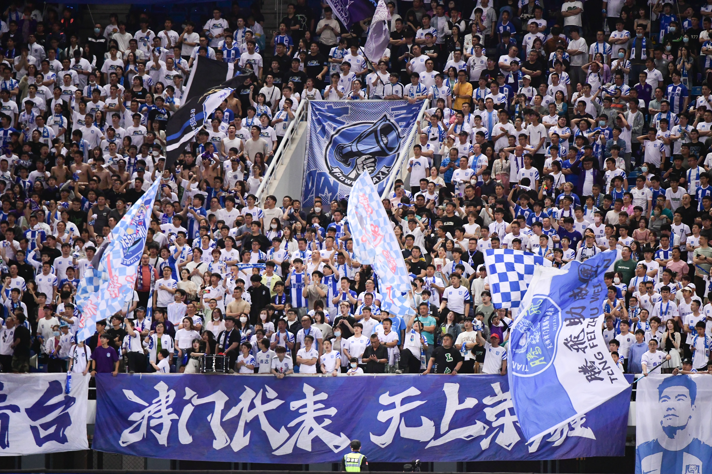 紧张氛围笼罩全场,球迷热情高涨 紧张氛围笼罩全场,球迷热情高涨