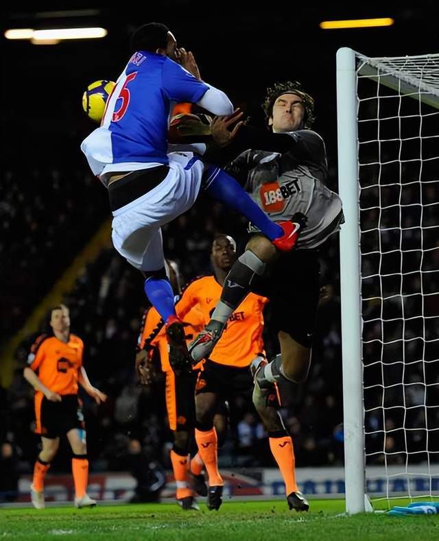 塞尔维亚队向克罗地亚队发起冲击,寻求突破 塞尔维亚队向克罗地亚队发起冲击,寻求突破