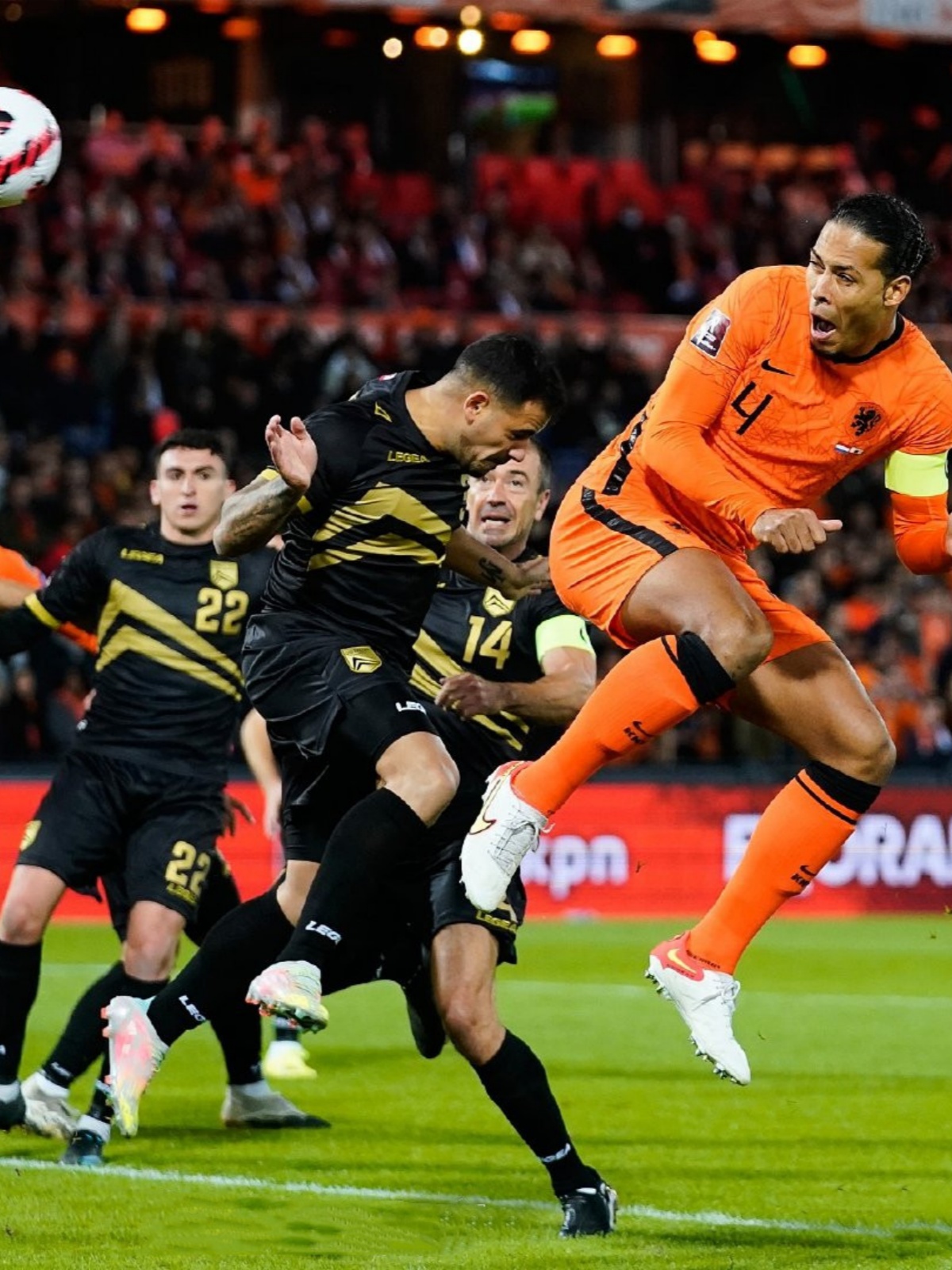 AC米兰鏖战莱比锡红牛，范戴克高光表现